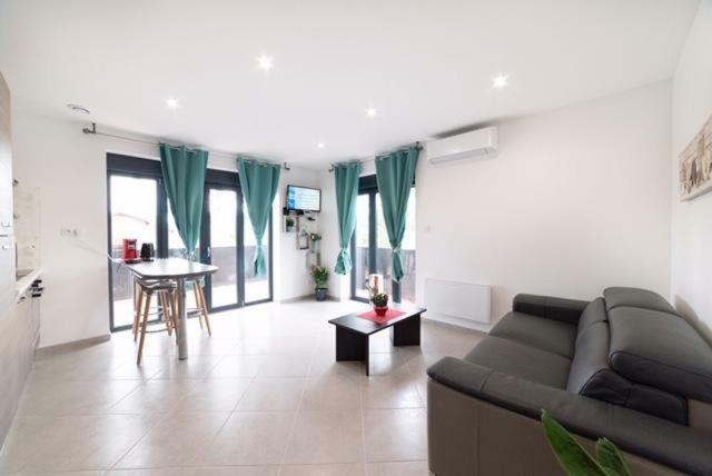 Blue Purple Grand Stade Apartment Мейзио Екстериор снимка